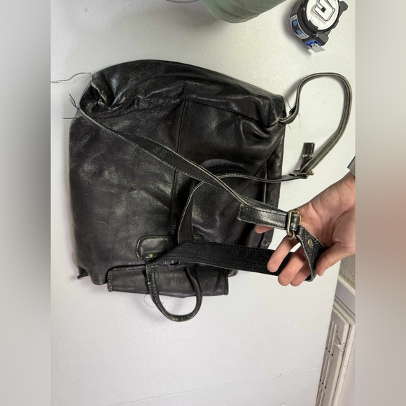 Vintage black leather backpack - Picture 10 of 16
